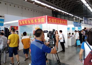 BEAT365官网参加2016年广西普通高校招生咨询会